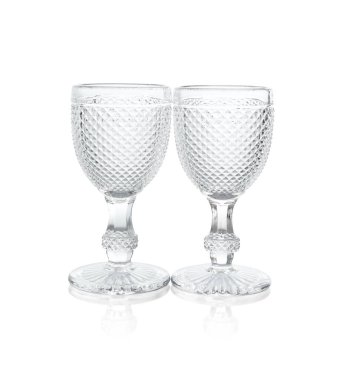 Beyaz üzerine izole edilmiş iki boş bardak.