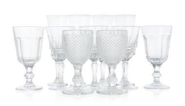 Birçok boş temiz bardak beyaz üzerine izole