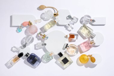 Beyaz arka planda farklı lüks parfümler, düz yatış