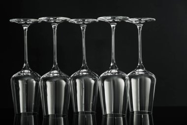 Aynada siyah arkaplana karşı birçok boş temiz bardak