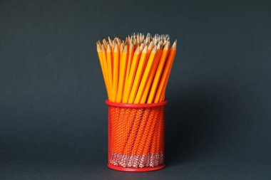 Gri arkaplanda çok sayıda kalem var