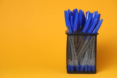 Turuncu arkaplanda çok kalem, metin için boşluk