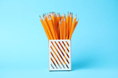 Açık mavi arkaplanda bulunan birçok grafit kalem