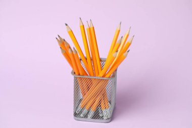 Pembe arka planda birçok grafit kalem, yakın plan