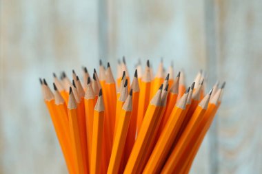 Bulanık arkaplanda birçok grafit kalem, yakın plan