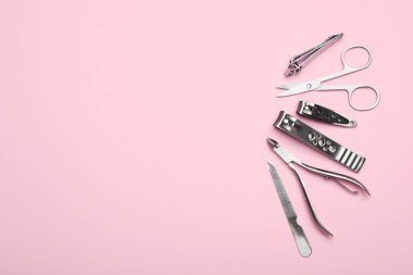 Pembe arka planda farklı manikür aletleri var. Metin için boşluk