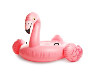 Beyaz arkaplanda pembe şişirilebilir flamingo şekilli halka