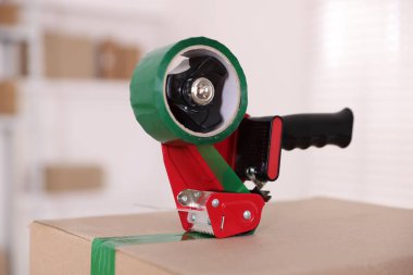 Kapalı alandaki karton kutuda yapıştırıcı bantlı şeker kutusu.