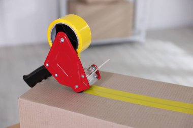 Kapalı alandaki karton kutuya yapıştırıcı bantlı şeker kutusu. Metin için boşluk