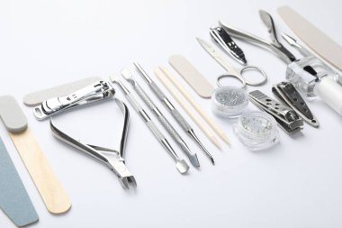 Beyaz arkaplanda farklı manikür araçları seti, yakın plan