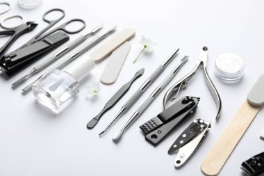 Beyaz arkaplanda farklı manikür araçları seti, yakın plan