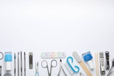 Beyaz arka planda farklı manikür aletleri var. Metin için boşluk