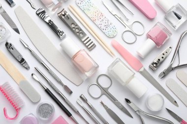 Beyaz arkaplanda farklı manikür araçları kümesi, düz yatıyordu