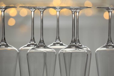 Bulanık arkaplanda boş bardaklar, yakın plan. Bokeh etkisi