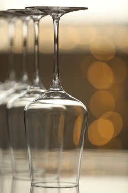 Ayna yüzeyindeki boş bardakları arka plandaki bulanıklığa karşı ters çevirdim. Yakın plan. Bokeh etkisi