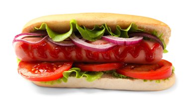 Beyaz arka planda domates, soğan, marul ve ketçaplı lezzetli sosisli sandviç.