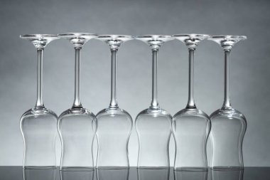 Ayna yüzeyinde pek çok temiz cam var.