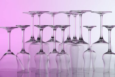 Birçok temiz cam ayna yüzeyinde renk arka planına karşı