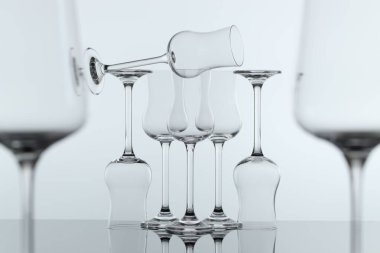 Ayna yüzeyindeki pek çok temiz cam, ışık arka planına karşı, yakın plan