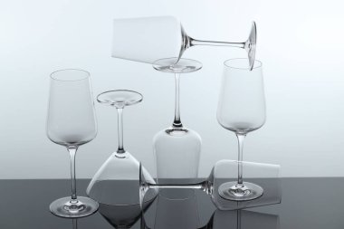 Ayna yüzeyinde pek çok temiz cam var.