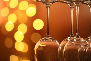 Bulanık ışıklara karşı birçok temiz bardak, yakın plan. Bokeh etkisi