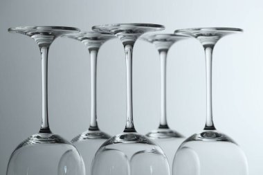 Açık gri arkaplanda temiz bardaklar, yakın plan.