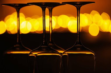 Bulanık ışıklara karşı birçok temiz bardak, yakın plan. Bokeh etkisi