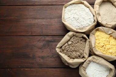 Tahta masadaki kağıt torbalarda farklı türde un var. Metin için boşluk