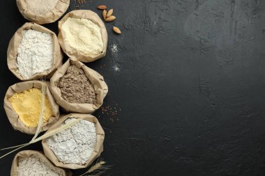 Siyah masada, kağıt torbalarda farklı tipte un var. Metin için boşluk