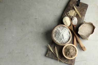 Açık gri masadaki farklı tipte un, düz. Metin için boşluk