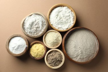 Açık kahverengi masa üzerinde farklı tipte un, düz yatıyordu.