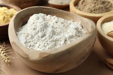 Açık kahverengi masada farklı tipte un, yakın plan.