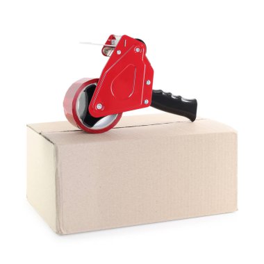 Karton kutunun üzerinde beyaz arkaplana karşı yapıştırıcı bantlı dağıtıcı