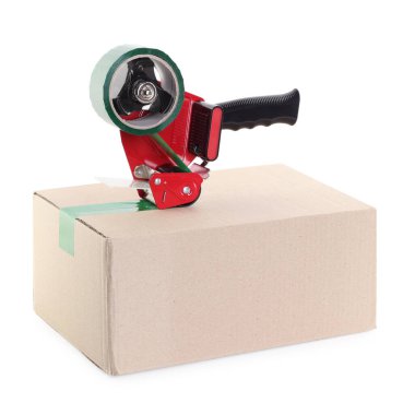 Karton kutunun üzerinde beyaz arkaplana karşı yapıştırıcı bantlı dağıtıcı