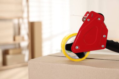 Kapalı alandaki karton kutuda yapıştırıcı bantlı şeker kutusu.