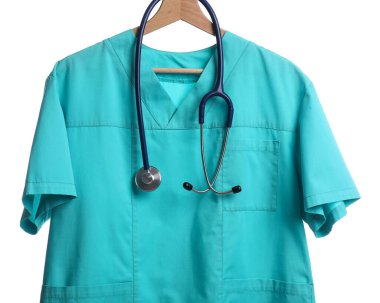 Beyaz arka planda steteskoplu sağlık çalışanı üniforması.