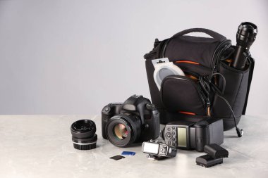 Profesyonel fotoğrafçının ekipmanı ve çantası ışık masasında. Metin için boşluk