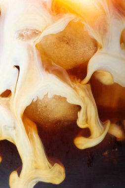 Arka plan olarak buzlu ve sütlü kahve, yakın plan