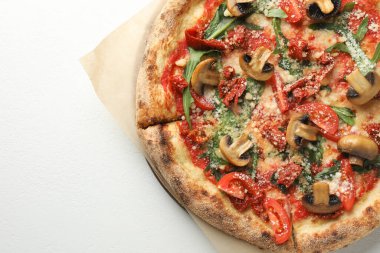 Mantarlı, domatesli ve roka soslu leziz pizza. Metin için boşluk