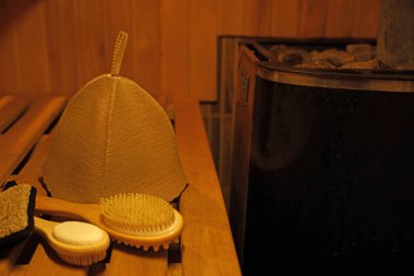 Banyo aksesuarları ve saunada yün şapka. Metin için boşluk