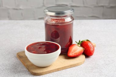 Lezzetli çilek sosu ve taze böğürtlen.