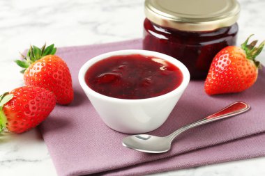 Lezzetli çilek sosu ve beyaz masada taze böğürtlen, yakın plan.