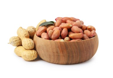 Taze fıstık ve kase beyazda izole edilmiş.