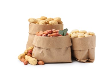 Beyaz poşetlerdeki farklı fıstıklar.