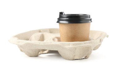 Karton tutacaktaki kağıt kahve fincanı beyaza izole edilmiş.