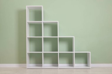 İçerideki zeytin duvarının yanındaki boş raf ünitesi. Metin için boşluk