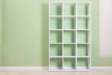 İçerideki zeytin duvarının yanındaki boş raf ünitesi. Metin için boşluk