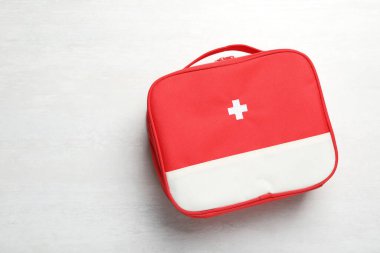 İlk yardım seti beyaz masada, en üstte. Metin için boşluk