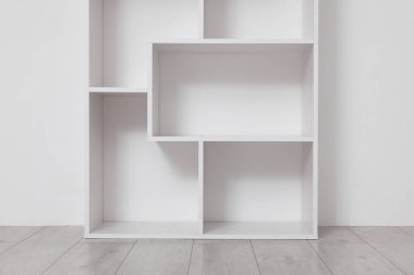 Boş raf ünitesi ışık duvarının yanında, kapalı.