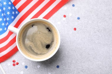 Bir fincan kahve, konfeti ve Amerikan bayrağı ışık masasında, düz yerde. Metin için boşluk